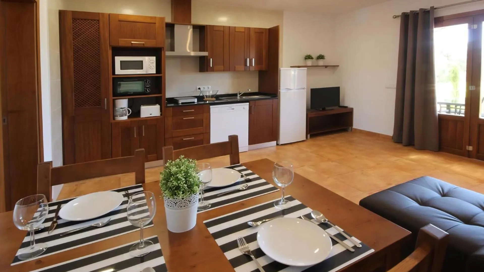 Wohnung Mit Pool, Garten, Terrasse Und Grill كامبوس شقة